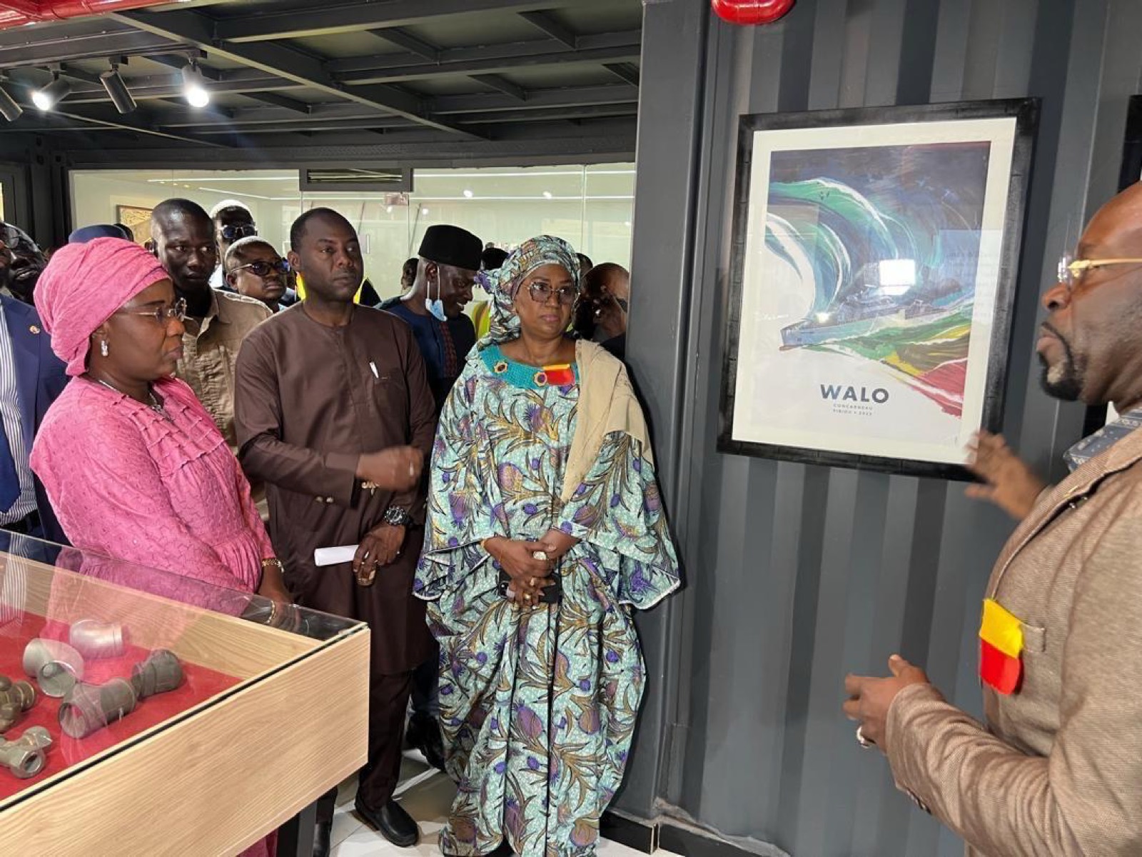 La Ministre devant les présentoirs du showroom NGF