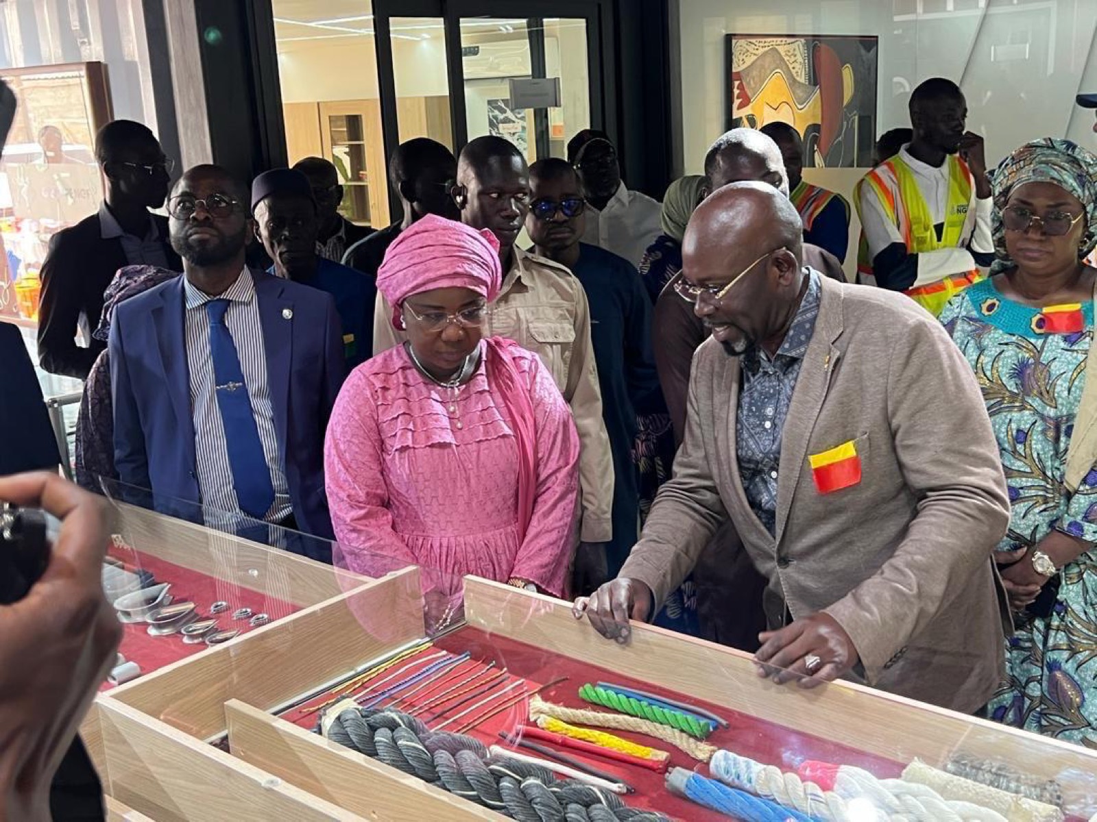 Visite des vitrines de produits du showroom